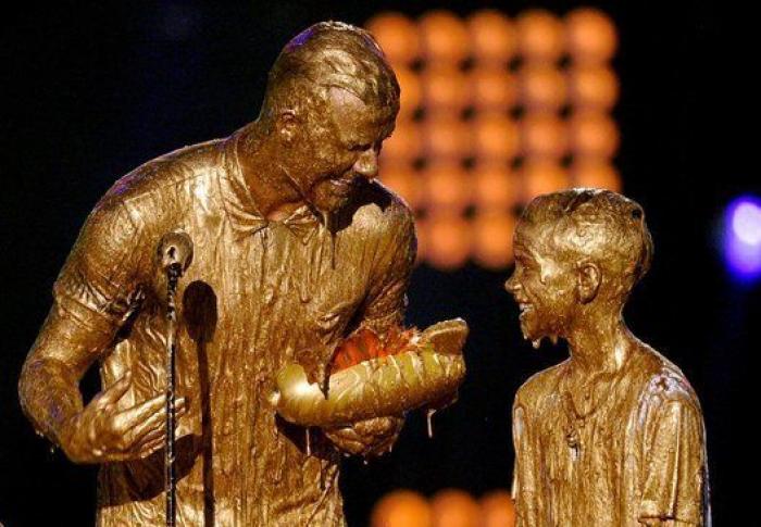 David Beckham dorado: el futbolista, bañado en oro en los premios Nickelodeon (FOTOS)