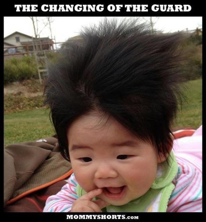 Cada mañana, esta conductora de autobús peina el pelo de una niña huérfana de madre