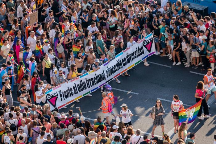 Preguntan a Cifuentes por la polémica ausencia de Almeida en el Orgullo y ella se moja (y mucho)