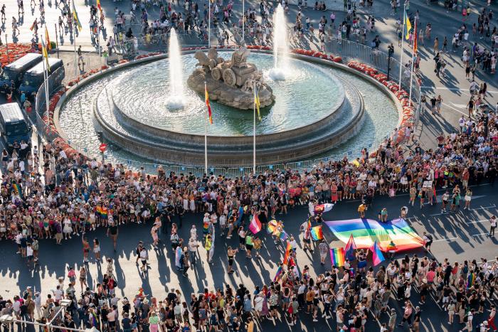 Preguntan a Cifuentes por la polémica ausencia de Almeida en el Orgullo y ella se moja (y mucho)