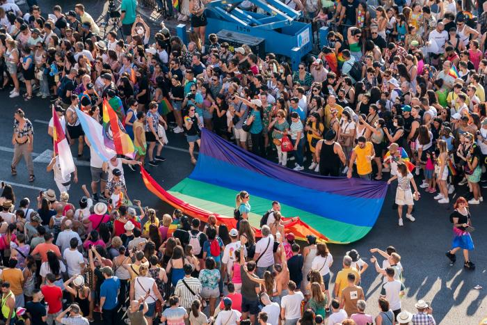 Preguntan a Cifuentes por la polémica ausencia de Almeida en el Orgullo y ella se moja (y mucho)