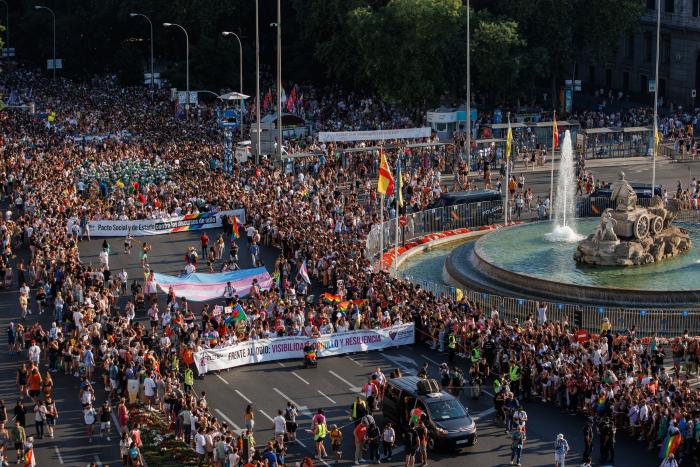Preguntan a Cifuentes por la polémica ausencia de Almeida en el Orgullo y ella se moja (y mucho)