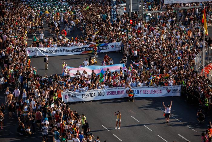 Preguntan a Cifuentes por la polémica ausencia de Almeida en el Orgullo y ella se moja (y mucho)