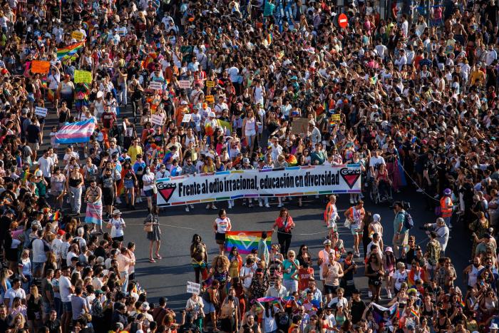 Preguntan a Cifuentes por la polémica ausencia de Almeida en el Orgullo y ella se moja (y mucho)