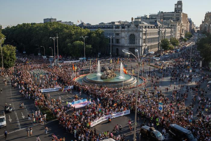 Preguntan a Cifuentes por la polémica ausencia de Almeida en el Orgullo y ella se moja (y mucho)