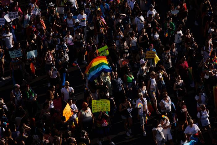 Preguntan a Cifuentes por la polémica ausencia de Almeida en el Orgullo y ella se moja (y mucho)