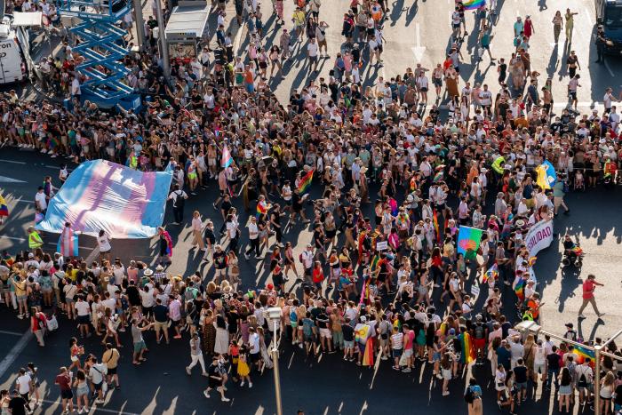 Preguntan a Cifuentes por la polémica ausencia de Almeida en el Orgullo y ella se moja (y mucho)