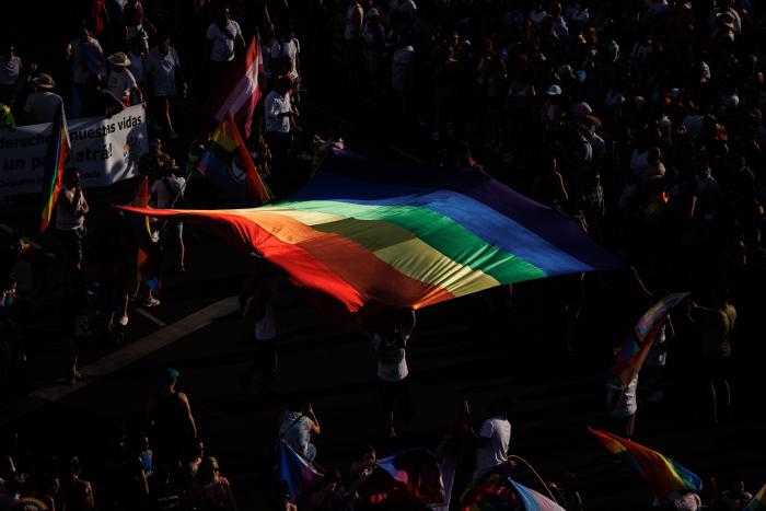Preguntan a Cifuentes por la polémica ausencia de Almeida en el Orgullo y ella se moja (y mucho)