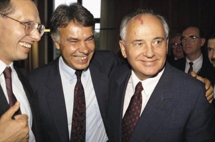 Un ciudadano, contra Felipe González: "¡Hacen falta soluciones, hay hambre!" (VÍDEO)