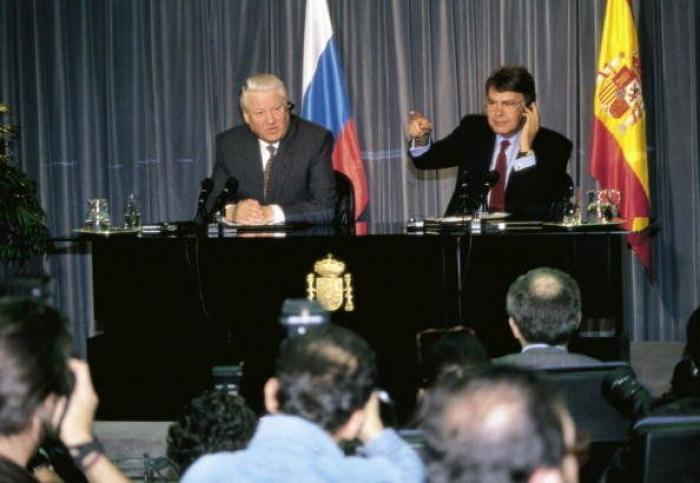 Un ciudadano, contra Felipe González: "¡Hacen falta soluciones, hay hambre!" (VÍDEO)