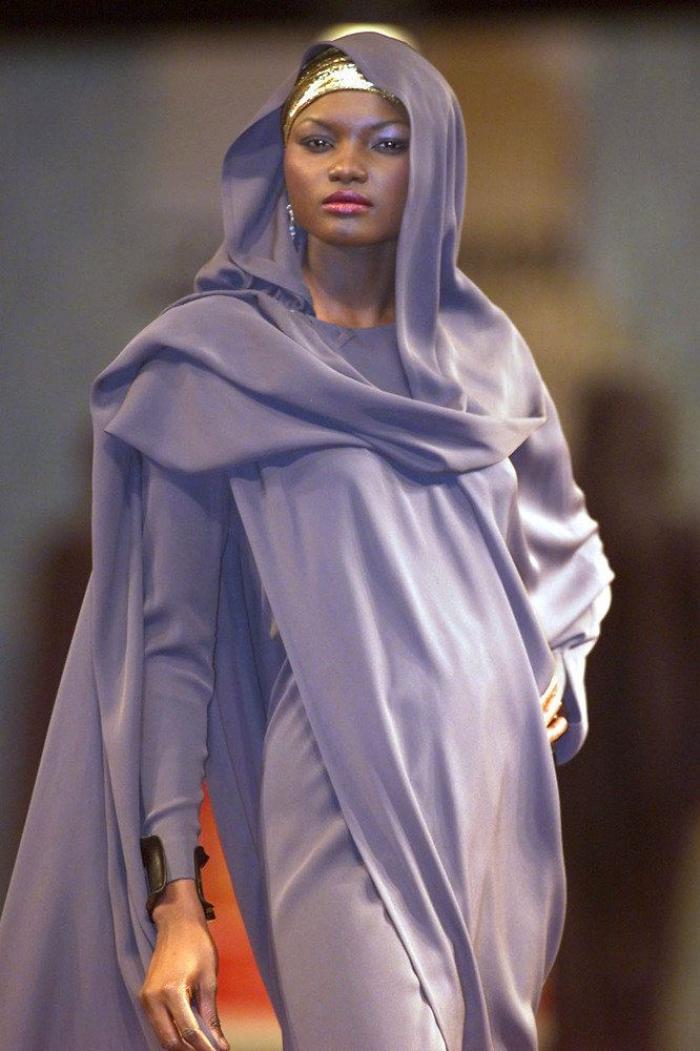 Las 5 creaciones de Yves Saint Laurent que han revolucionado tu armario