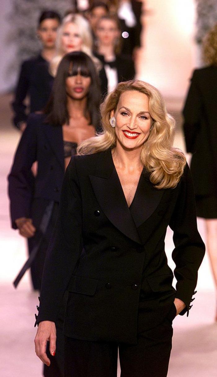 Las 5 creaciones de Yves Saint Laurent que han revolucionado tu armario