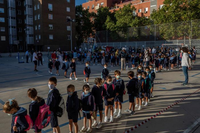Las hermanas del colegio de Cáceres cuyos padres se negaban a que llevaran mascarilla regresan a clase