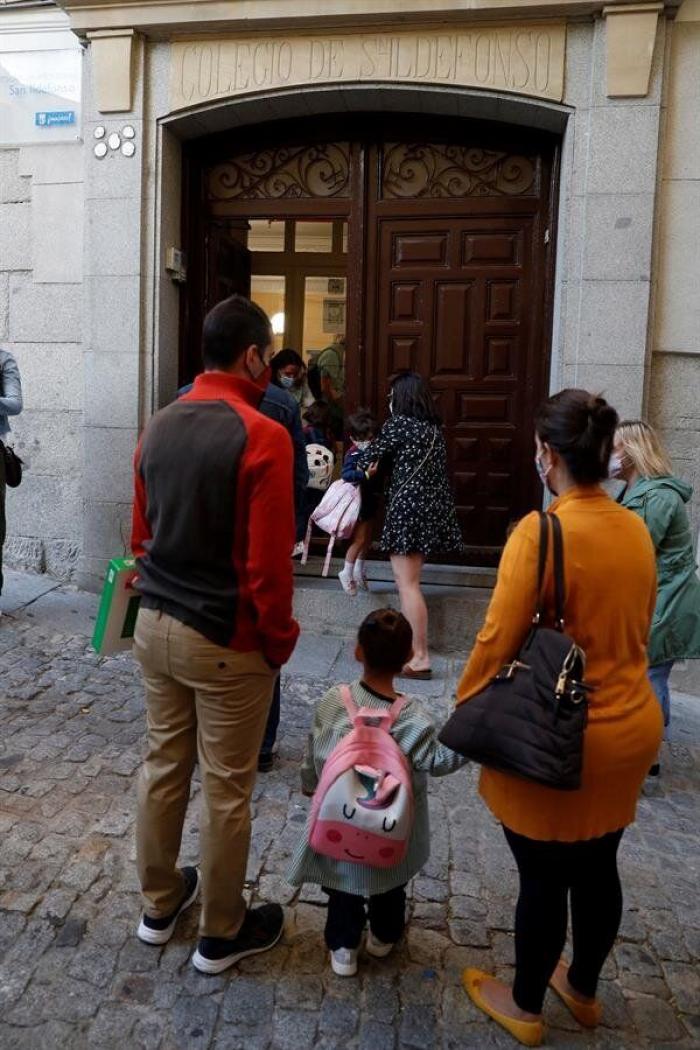 Las hermanas del colegio de Cáceres cuyos padres se negaban a que llevaran mascarilla regresan a clase
