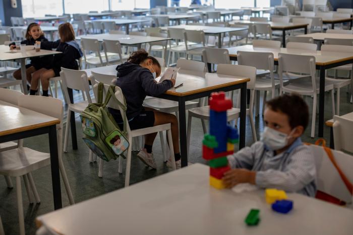 Las hermanas del colegio de Cáceres cuyos padres se negaban a que llevaran mascarilla regresan a clase