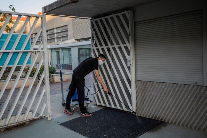 Las hermanas del colegio de Cáceres cuyos padres se negaban a que llevaran mascarilla regresan a clase