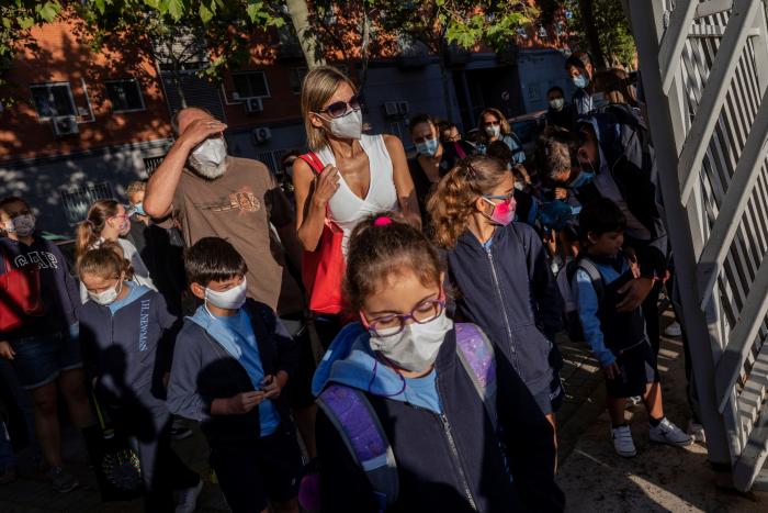 Las hermanas del colegio de Cáceres cuyos padres se negaban a que llevaran mascarilla regresan a clase