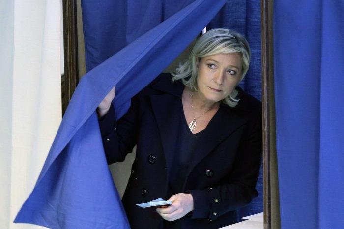 Verstrynge la lía con su encendida defensa del Frente Nacional de Le Pen: "No es un partido fascista"