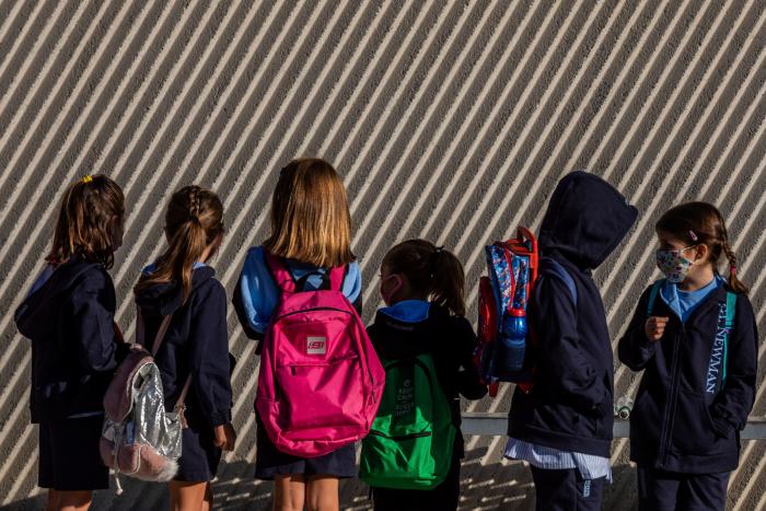 Las hermanas del colegio de Cáceres cuyos padres se negaban a que llevaran mascarilla regresan a clase