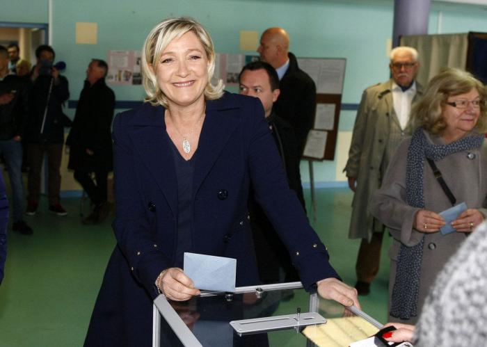 Verstrynge la lía con su encendida defensa del Frente Nacional de Le Pen: "No es un partido fascista"