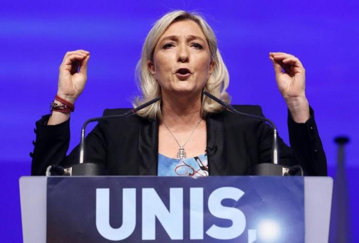 Verstrynge la lía con su encendida defensa del Frente Nacional de Le Pen: "No es un partido fascista"
