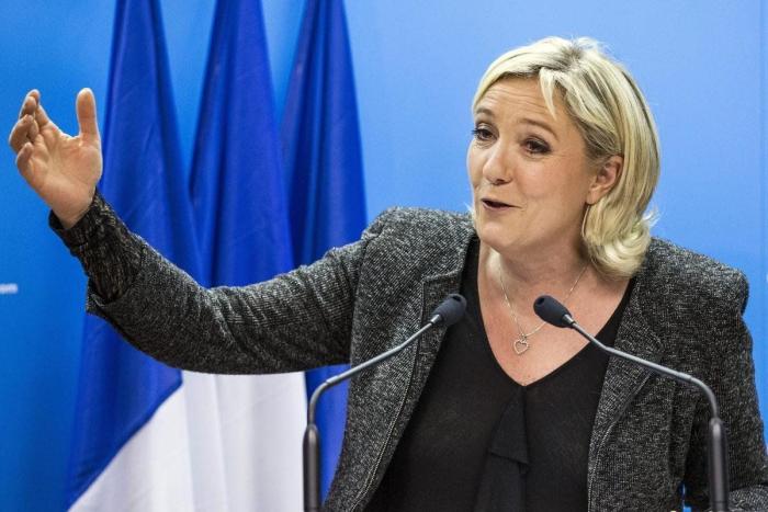 Verstrynge la lía con su encendida defensa del Frente Nacional de Le Pen: "No es un partido fascista"