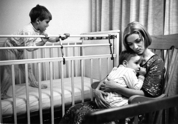 Madres e hijos: fotos de hace 50 años que demuestran que la maternidad no ha cambiado (FOTOS)