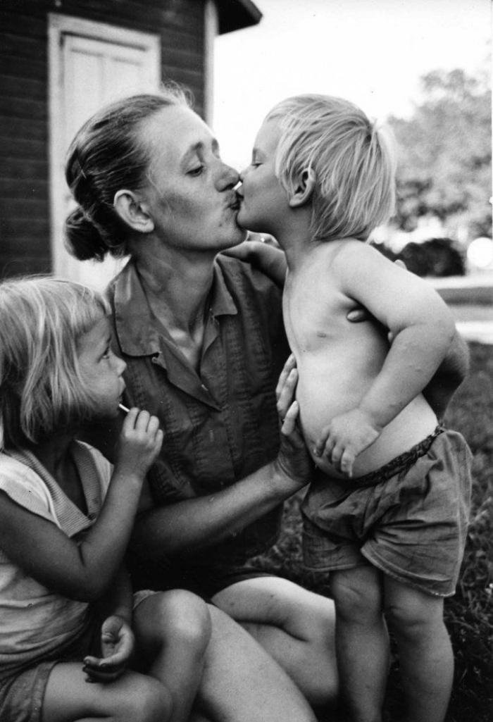 Madres e hijos: fotos de hace 50 años que demuestran que la maternidad no ha cambiado (FOTOS)