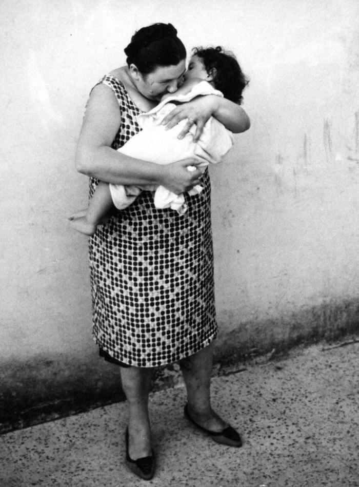 Madres e hijos: fotos de hace 50 años que demuestran que la maternidad no ha cambiado (FOTOS)