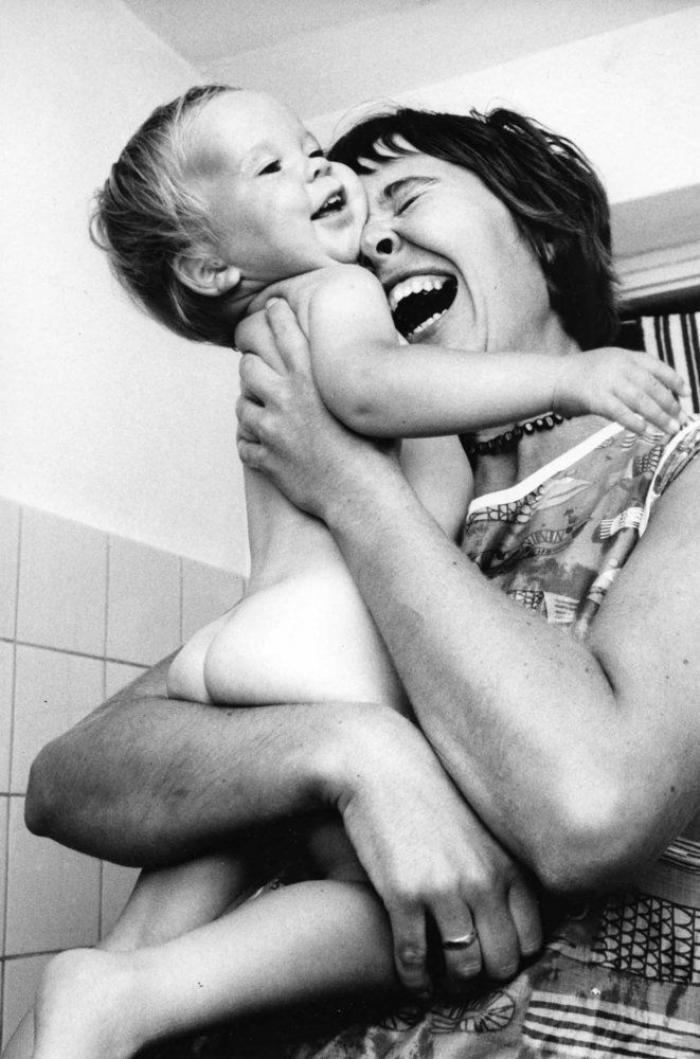 Madres e hijos: fotos de hace 50 años que demuestran que la maternidad no ha cambiado (FOTOS)