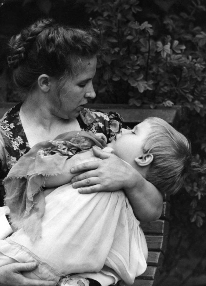 Madres e hijos: fotos de hace 50 años que demuestran que la maternidad no ha cambiado (FOTOS)