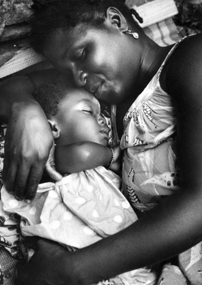 Madres e hijos: fotos de hace 50 años que demuestran que la maternidad no ha cambiado (FOTOS)