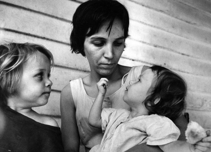 Madres e hijos: fotos de hace 50 años que demuestran que la maternidad no ha cambiado (FOTOS)