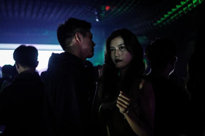 Desalojan una fiesta con casi cien personas en el chalet de la actriz Mónica Estarreado