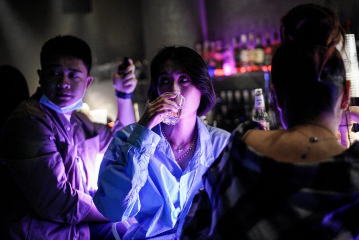 Desalojan una fiesta con casi cien personas en el chalet de la actriz Mónica Estarreado