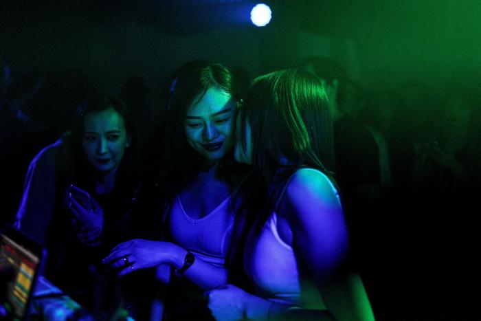 Desalojan una fiesta con casi cien personas en el chalet de la actriz Mónica Estarreado