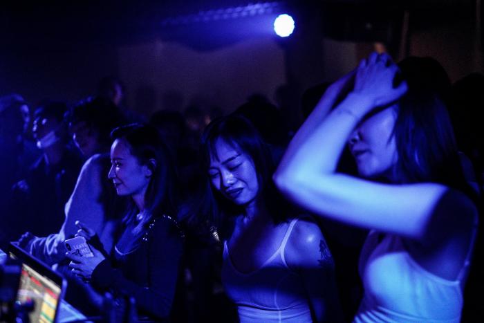 Desalojan una fiesta con casi cien personas en el chalet de la actriz Mónica Estarreado