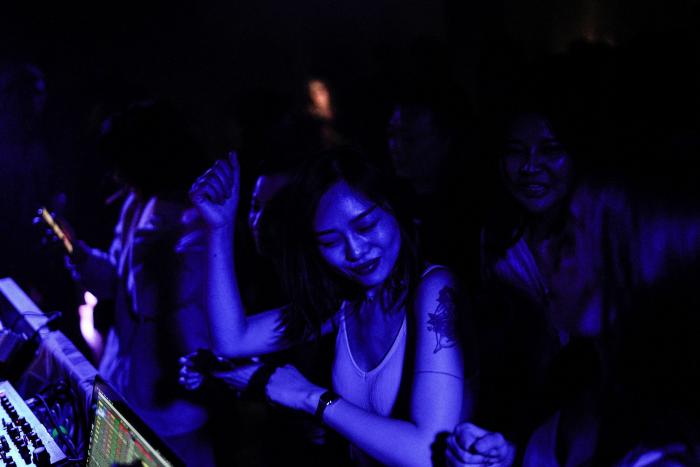 Desalojan una fiesta con casi cien personas en el chalet de la actriz Mónica Estarreado