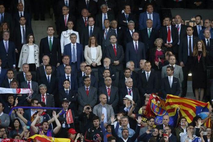 Los gestos de los reyes durante los pitos al himno (VÍDEO)