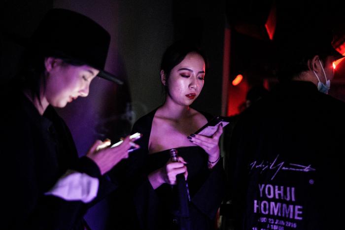 Desalojan una fiesta con casi cien personas en el chalet de la actriz Mónica Estarreado