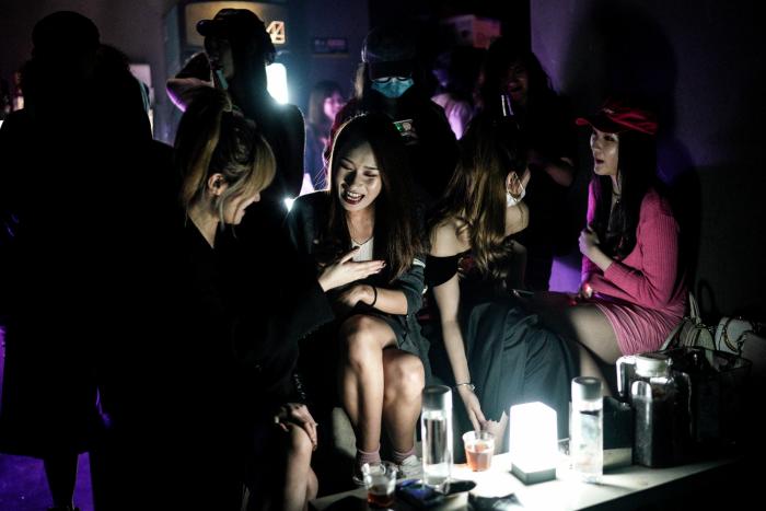 Desalojan una fiesta con casi cien personas en el chalet de la actriz Mónica Estarreado