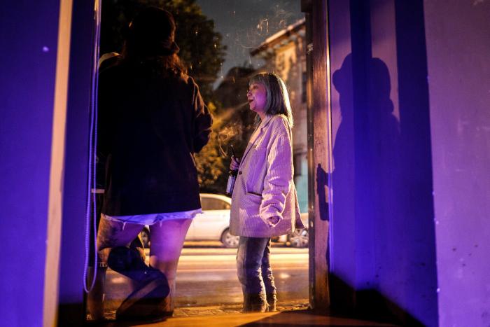 Desalojan una fiesta con casi cien personas en el chalet de la actriz Mónica Estarreado