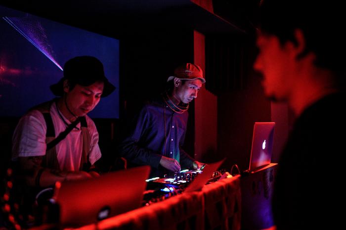 Desalojan una fiesta con casi cien personas en el chalet de la actriz Mónica Estarreado