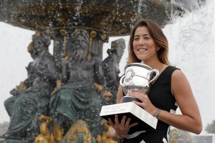 Garbiñe luce sonrisa y trofeo en París (FOTOS)