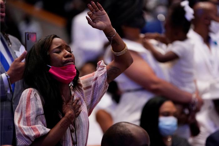 Revelan nuevas imágenes de George Floyd suplicando por su vida a la policía