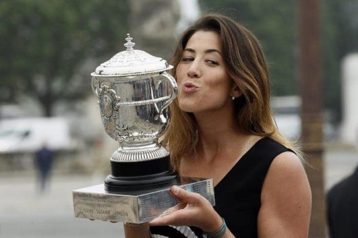 Garbiñe luce sonrisa y trofeo en París (FOTOS)