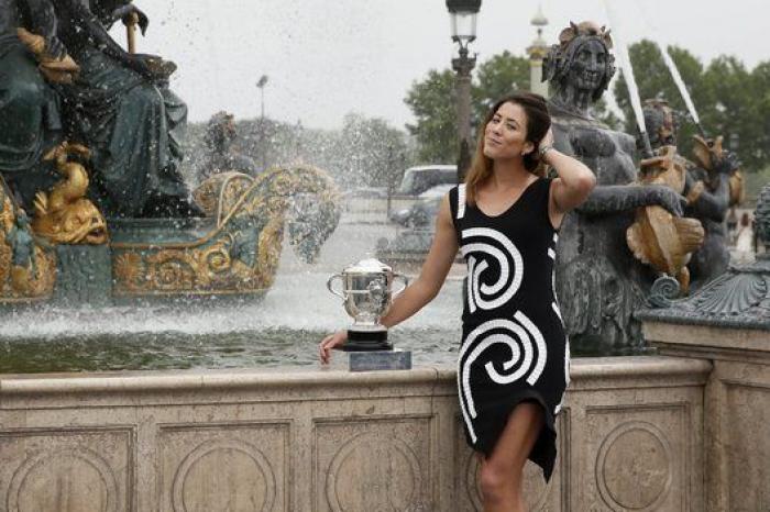 Garbiñe luce sonrisa y trofeo en París (FOTOS)
