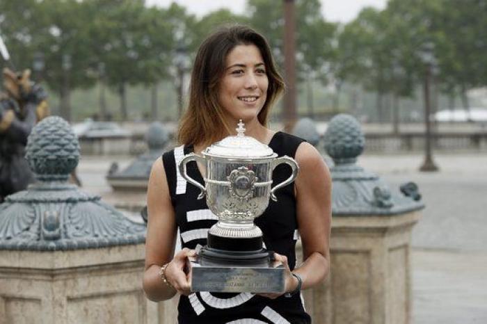 Garbiñe luce sonrisa y trofeo en París (FOTOS)