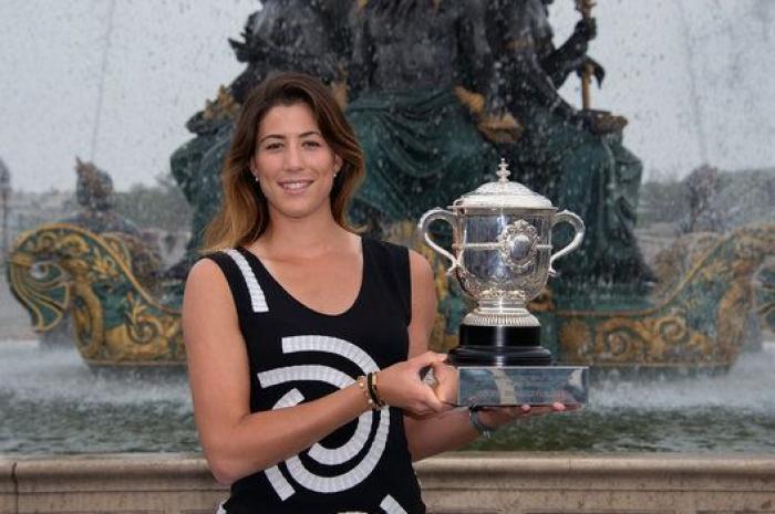 Garbiñe luce sonrisa y trofeo en París (FOTOS)