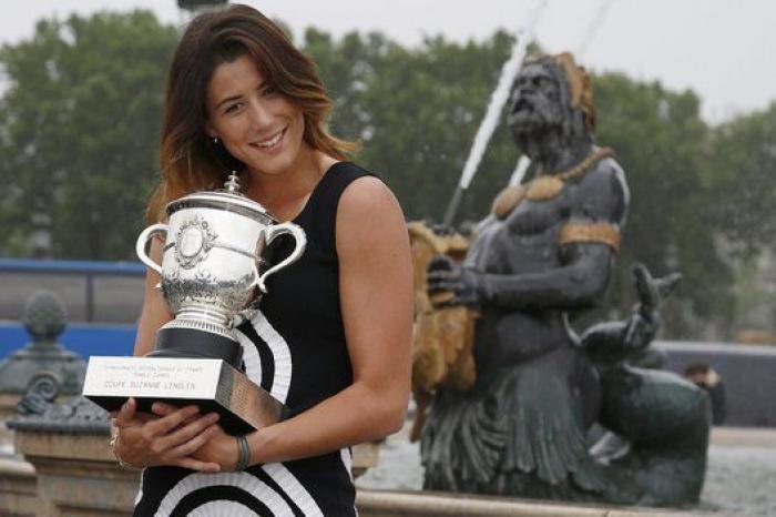 Garbiñe luce sonrisa y trofeo en París (FOTOS)